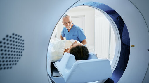 Patientin in einer bildgebenden Röhre
