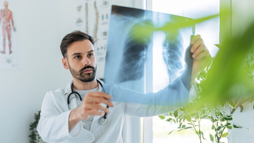 Arzt betrachtet Röntgenbild einer Lunge